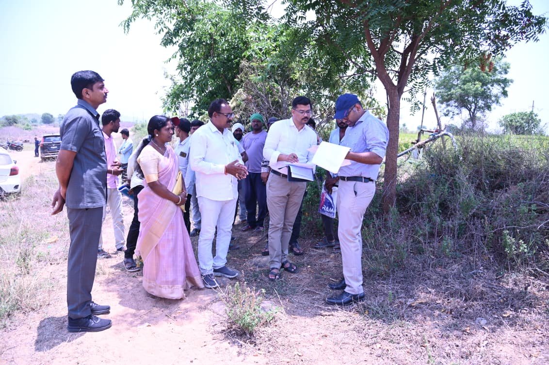 భూ సమస్యల పరిష్కార దిశగా అధికారులు చర్యలు తీసుకోవాలి ...జిల్లా కలెక్టర్ కోయ శ్రీ హర్ష వెన్నంపల్లి గ్రామంలోని పలు వ్యవసాయ భూములను పరిశీలించిన జిల్లా కలెక్టర్